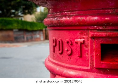 A close up of an old British red post box in a Victorian suburn