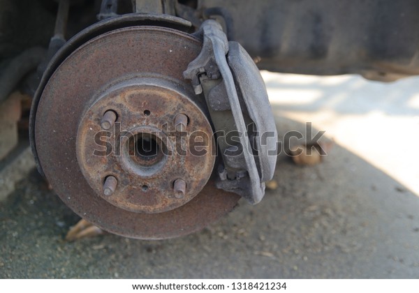 Close up old car\
disk brake pads with\
rusty