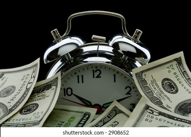 close up of the oldfashioned alarm clock with money Stock fotografie