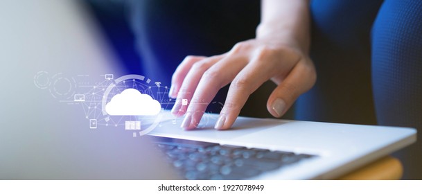 cerrar la mano de una empresaria que trabaja en una laptop para sincronizarla en el servidor host SaaS para trabajar en el concepto de sistema para tecnología y negocios