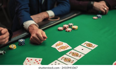 Acercar las cartas del ganador revelando dos reyes en un juego de póquer en un campeonato de casinos. Jugador profesional recibiendo felicitaciones de los opositores