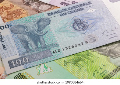 Nahaufnahme von hundert Franken der Republik Kongo. Papierbanknoten des afrikanischen Landes. Detaillierte Erfassung des Front-Art-Designs. Detaillierte Geldhintergründe Währung 100 Banknote