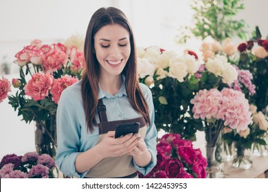 4,374 Salesperson on phone Images, Stock Photos & Vectors | Shutterstock