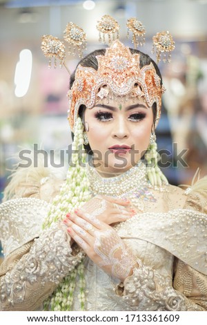 
Close up photo, Make up Flawless, with Sunda Siger and white henna