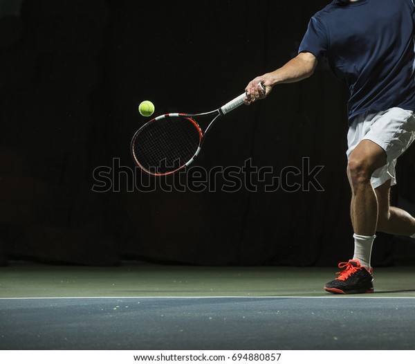 テニスの試合中にテニスラケットを振る男性の接写 の写真素材 今すぐ編集