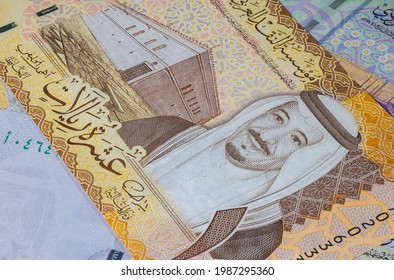 Nahaufnahme von saudischem Geld. Papierwährung Saudi-Arabiens. Saudi Riyal mit dem Porträt von König Salman. Die Währungsbehörde hat eine neue Banknotenfamilie vorgestellt. Detaillierte Entwurfserfassung