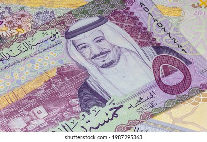Nahaufnahme von saudischem Geld. Papierwährung Saudi-Arabiens. Saudi Riyal mit dem Porträt von König Salman. Die Währungsbehörde hat eine neue Banknotenfamilie vorgestellt. Detaillierte Entwurfserfassung