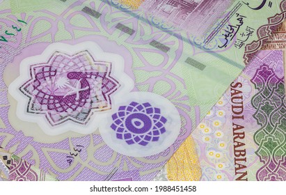 Nahaufnahme von saudischem Geld. Polyme-Währung Saudi-Arabiens. Saudi Riyal mit dem Fenster im Polymer. Die Währungsbehörde hat eine neue Banknotenfamilie vorgestellt. Detaillierte Entwurfserfassung