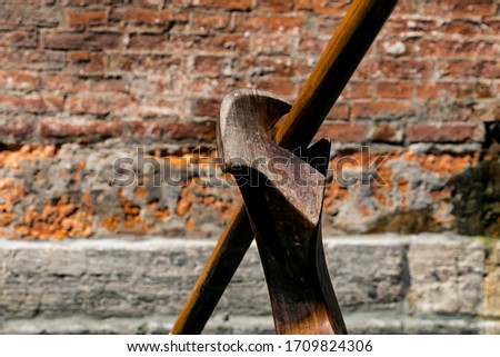 close up photograpy of gondola oars and oarlock