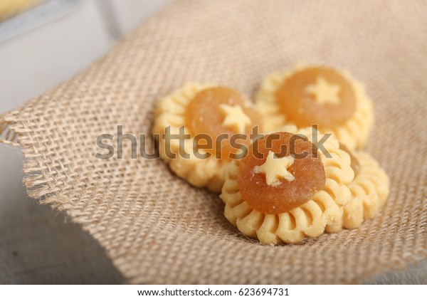 close up of\
pineapple tart in the\
scakloth