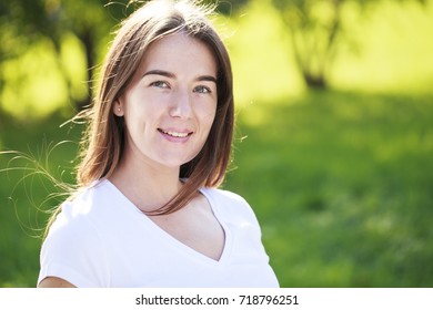 Nahaufnahme des Porträts einer schönen jungen glücklichen Brunette Frau mit frischer und sauberer Haut, Sommerstraße im Freien