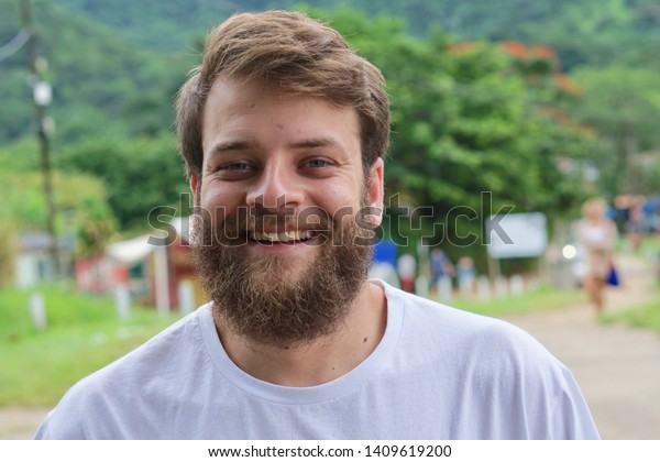 青い目をし 顎ひげを微笑むブラジル人男性の接写 の写真素材 今すぐ編集