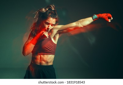 Retrato cercano de una mujer luchadora de artes marciales mixtas con una venda en las manos. Toma de exposición larga