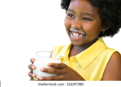 Đóng chân dung của cô gái châu Phi hạnh phúc cầm kính với sữa. Bị cô lập trên nền trắng.