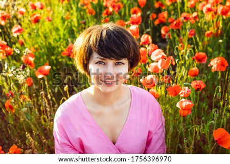 Similar – Junge glückliche Frau, die einen sonnigen Tag in der Natur genießt.