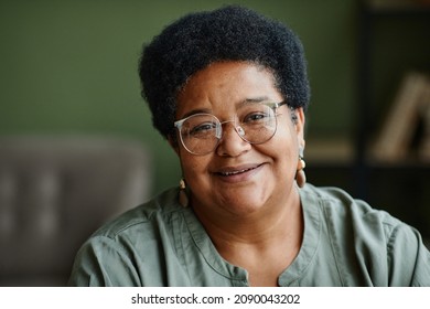 Nahaufnahme eines Porträts von einer schwarzen Seniorin, die zu Hause bei der Kamera lächelt, Kopienraum