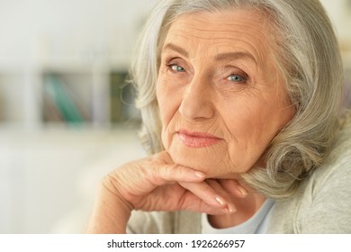Nahaufnahme eines Porträts trauriger Seniorinnen, die zu Hause posieren