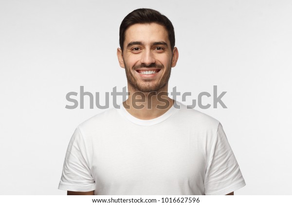 Портрет человека на белом фоне