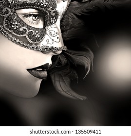 Nahaufnahme eines Frauenporträts in mysteriöser venezianischer Maske