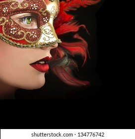 Nahaufnahme eines Porträts von Frau in roter Maske.