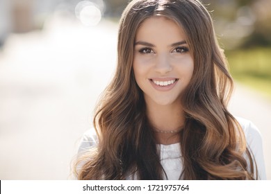 Close up portrait of a young smiling woman outdoor