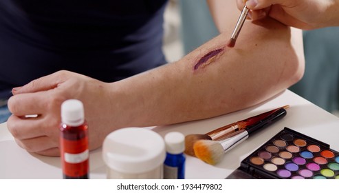 450 Special Effects Makeup Artist Images, Stock Photos & Vectors ...