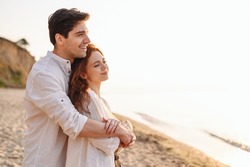 Perfil De Cerca Feliz Satisfecho Joven Sonriente Pareja Dos Amigas Familia Mujer De 20 Años Con Ropa Blanca Abrazo El Descanso Al Amanecer Sobre La Playa De Mar Océano Al Aire Libre En Verano Noche De Puesta De Sol.