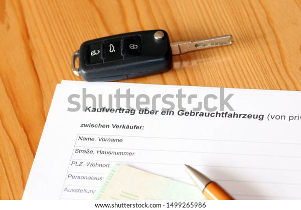 Close up of a purchase\
contract for a car (in german letters: Kaufvertrag über ein\
Gebrauchtfahrzeug von privat, zwischen Verkäufer and then the\
personal data also in\
german)