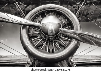close up of an radial engine of an historical aircraft