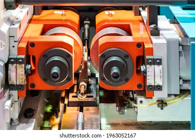 Close Up Roller And Work Support Blade Or Work Rest Of Continuous Horizontal Cnc Automatic Thread Rolling Machine For Steel Bar Or Rod In Industrial