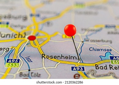 Nahaufnahme der Rosenheim-Karte mit rotem Stift.