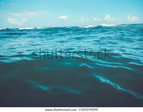 海波の接写 砂浜の美しい海波の正面図 水の背景に夏の晴れた日 青い空 の写真素材 今すぐ編集