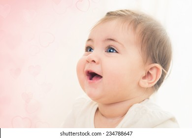 Nahaufnahme eines glücklich lächelnden kleinen Mädchens mit blauen Augen. Weicher Fokus.