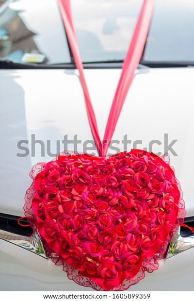 Close up shot of a heart shape rose flowers on a\
vehicle at Taipei, Taiwan