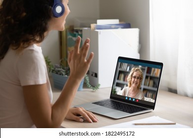 Nahaufnahme von glücklichen Frauen in Kopfhörern Blick auf Laptop-Bildschirm-Begrüßung bei Videoanruf mit reifer Mutter. Lächelnde junge Frau in Ohrhörern haben angenehme Webcam-Konferenz auf dem Computer.