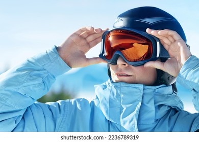 Close Up Of The Ski Goggles Of A Man With The Reflection Of Snowed Mountains.  A Mountain Range Reflected In The Ski Mask.  Portrait Of Man At The Ski Resort On The Background Of Mountains And Sky