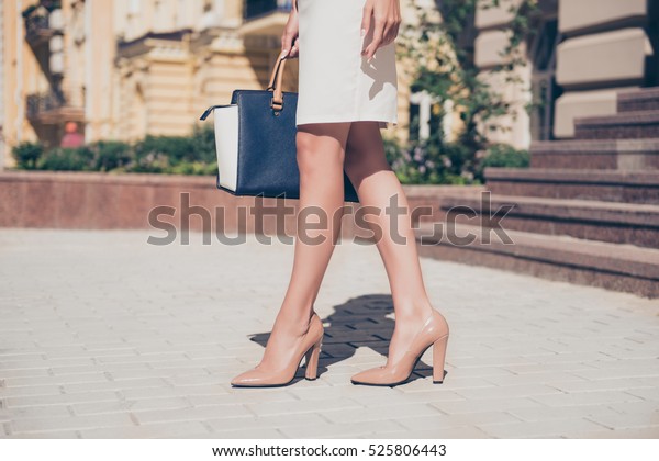 高いヒールの靴を履いた女性のスリムな脚の接写 の写真素材 今すぐ編集