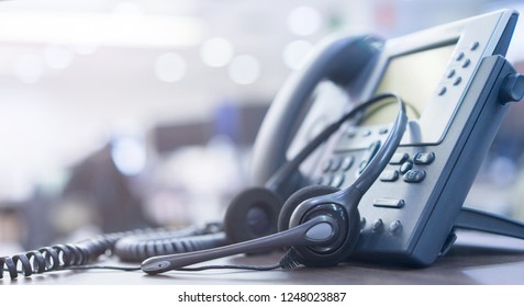 cerrar el foco suave en dispositivos telefónicos con fondo de espacio de copia en la oficina en la sala de operaciones para el concepto de servicio al cliente (centro de llamadas)