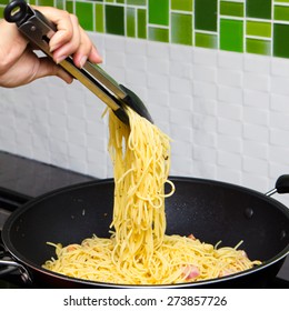 close up spaghetti in pan