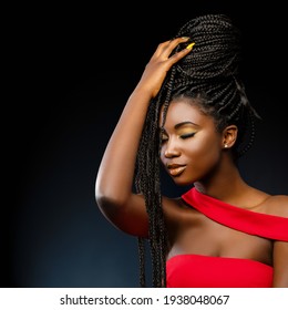 Nahaufnahme eines Studioporträts von jungen, attraktiven Afrikanern mit geflochtener Frisur. Mädchen mit geschlossenen Augen und Hand auf dunklem Hintergrund.
