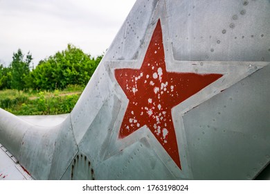 Gros plan sur la queue avec l'étoile rouge soviétique de l'ancien avion "Aero L-29 Delfin" au cimetière de l'aérodrome militaire abandonné de Vovchansk, région de Kharkov, Ukraine.