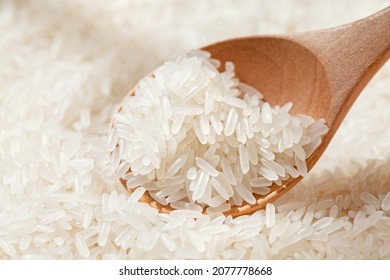 close up of Thai fragrant rice on wood spoon.