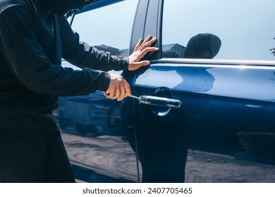 Cierra a un ladrón tratando de entrar al auto con un destornillador. 