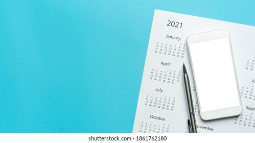 cerrar la vista superior de la programación de calendario blanco 2021 con smartphone en pantalla en blanco con fondo de color azul para hacer cita o administrar el calendario cada día para el diseño plan de trabajo y concepto de vida