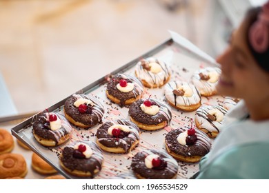 Close Up Of A Tray Full Of Handmade Delicious Donuts Of Irresistibility Appearance Ready For A Pastry Shop Hold By A Happy Small Busines Female Owner. Pastry, Dessert, Sweet, Making