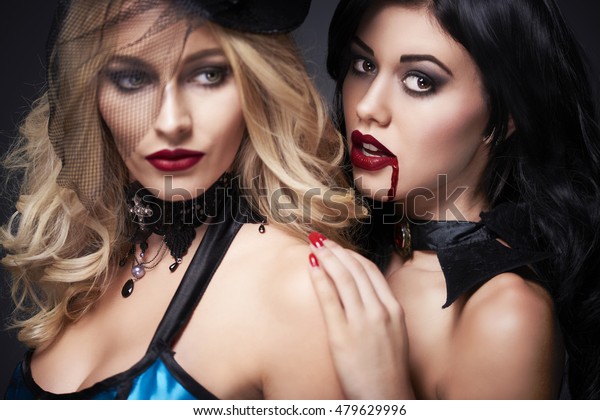 Empresario Estar satisfecho Enfriarse Close Two Sexy Female Vampires Foto de stock 479629996 | Shutterstock