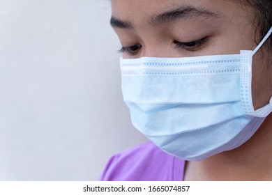  Cierra. Chica con máscara para protegerla del virus. Pandemia del coronavirus, p.m. 2.5 y c.o.