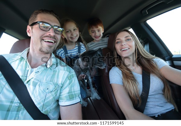 close up. happy\
family in a comfortable\
car