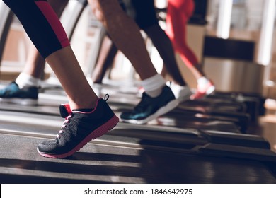 Cierra. Varias personas se dedican a las cintas de correr en el moderno gimnasio. Los atletas con equipo moderno se encargan de las cintas de correr.
