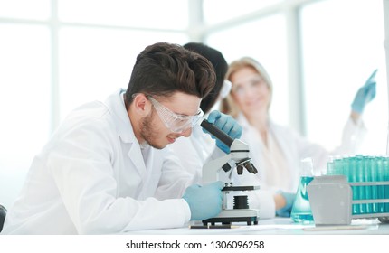 39,114 Technician Microscope Images, Stock Photos & Vectors | Shutterstock